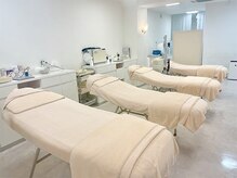 シーボン 志木店の雰囲気（明るく広々とした開放的なサロン空間。初めての方も通いやすい）