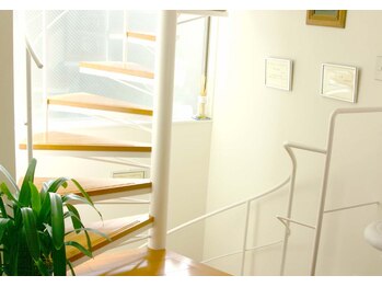 アイマ 北千住(imma)/日が差し込む螺旋階段[マツエク]