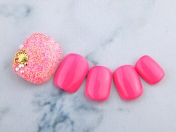 ネイルサロン エスビー(Nail salon SB)の写真/【Art2本+カラー1色¥6600/贅沢フットケア付¥8800】フットネイルで足元から華やかに!丁寧なケアでモチ◎