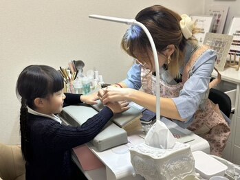 キミネイル(Kimi nail)の写真/【楠田神社前駅すぐ！】小さいお子様がいらっしゃる方も大歓迎♪お飲み物やお菓子もご準備しております^^
