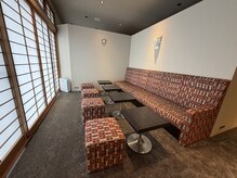 カレン 福津店の雰囲気（ゆったりと過ごせるロビー）