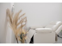 ソルテ(sorte)の雰囲気（白を基調にした空間と完全個室の施術スペースです♪）