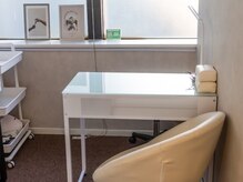 IDOL.Twinkle【長さだし/持ち込み/つけ放題/マグネット/フィルイン】の雰囲気(清潔な施術台です。)