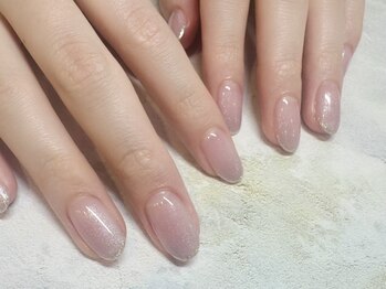 ヴォーグ(Vogue)の写真/キラリと輝く大人可愛いネイル！シンプルなのにふんわり華やか☆装いも場面も選ばず指先から品よく魅せる！