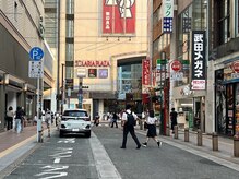 天神駅を出たら、パルコ、ソラリアプラザの間を岩田屋へ向かって歩きます