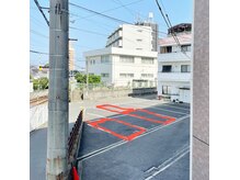 お車は、マンション西側駐車場　1番3番10番に停めてください。