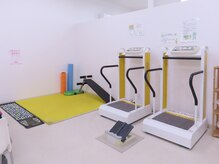 スマイル鍼灸 接骨院の雰囲気（運動療法も取り入れています）