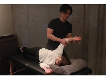 エムズフィッツ(M's fits!)/首・肩コリ改善コース施術風景2