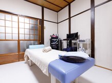 リラックスできる和モダンな施術室