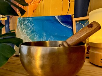 Ayahabel|W温熱 × 黄土よもぎ蒸し × 脳疲労ヘッドスパ 那覇 アヤハベルの写真/【脳疲労デトックス】首・肩・神経まで。アロマ×倍音(シンギングボウル)で覚醒する静寂の儀式。