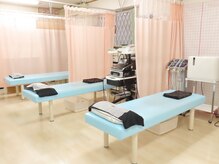 たけ整骨院の雰囲気（カーテンで仕切り、プライバシーを守ります。）