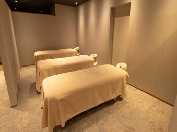 フットセラピー さんちか店の写真/当店人気の≪デコルテコルギ≫意外と凝っているお顔を丁寧にほぐしてキュッと引き締まった小顔に♪