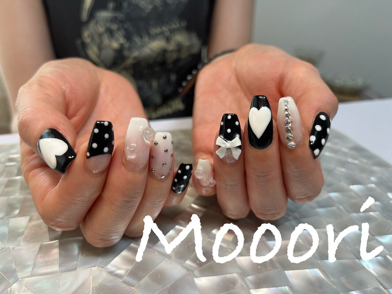 ドット×リボンBlack ×pink 深めフレンチネイル 黒フレンチ×リボン×ドット｜