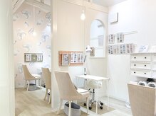 エフ ファースト(F.1st)の雰囲気(≪白を基調としたシンプルでかわいい空間≫アートの種類多数◎)