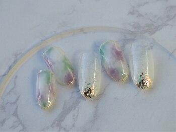 カトルナフ(quatre fois neuf)/乳白色の水彩ネイル