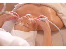 ポーラ 新居浜店(POLA)/機器を使ってタッピング。