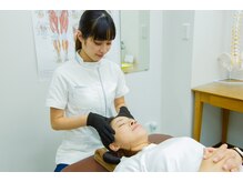 カロンの雰囲気（矯正手袋にはチタンという鉱石が含まれ骨の歪みを矯正します☆）