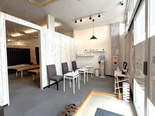 げんき堂整骨院 ゲンキプラス 富谷明石台(GENKI Plus)の雰囲気（広々とした待合室♪予約時間まで座ってお待ちいただけます！）