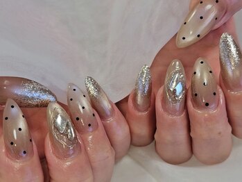 キラキラドットの韓国ネイル