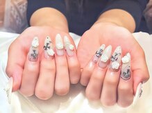 エイチスリー(H3)/目立つ大粒ビジューネイル