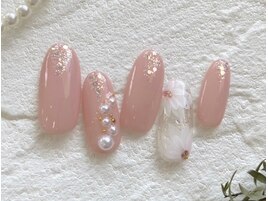 繊細なフラワーネイル