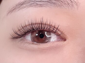 リンベル 安城店(LINBELLE)の写真/モチの良さ抜群◎軽い付け心地のフラットマットラッシュ・ボリュームUPできるバインドロックをご用意♪
