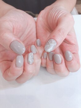 アールエム(Rm)/グレージュ大理石柄ネイル