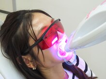 エクシアホワイトニング 徳島店/LEDライト照射中