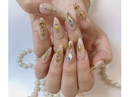 シンプルベージュに華奢パーツ