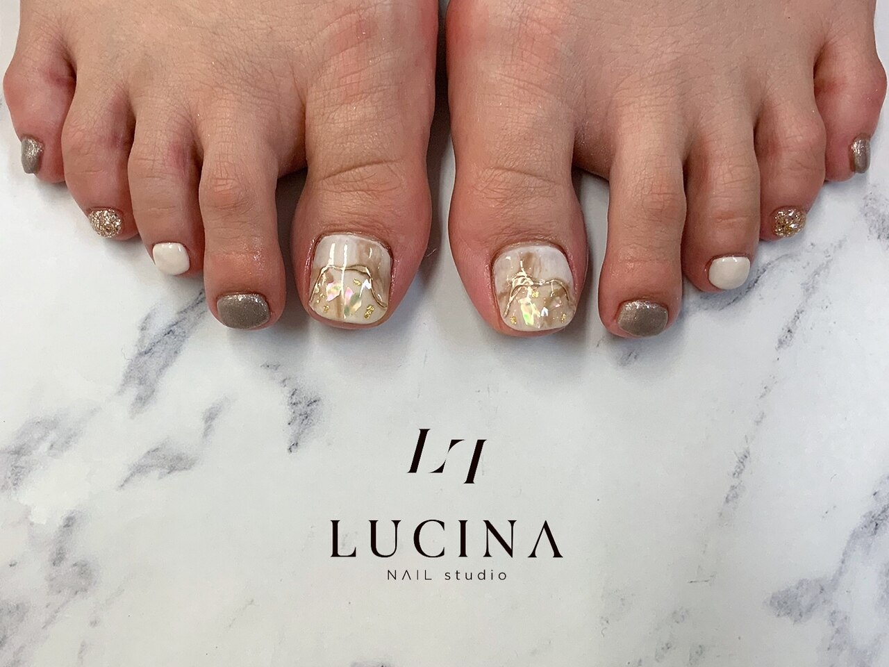 2026年冬トレンド】ホワイト ワンカラー フットのネイルデザイン集