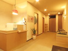 ゆびんちゅの雰囲気（旅館のロビーやカフェをイメージして和にまとめた待合室です）