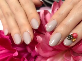 グレージュ×ビジュー盛り