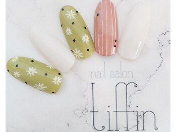ネイルサロン ティフィン(tiffin)/フラワー×ドットネイル