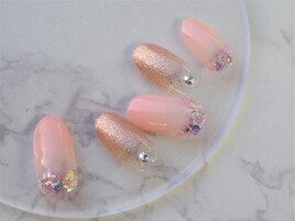 コーラルピンクのアートネイル
