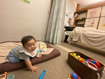 子育てママの整体サロン/施術中のお子様の様子