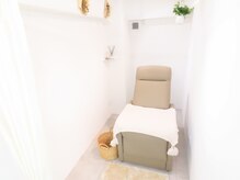 【半個室のお部屋で施術させていただいております】