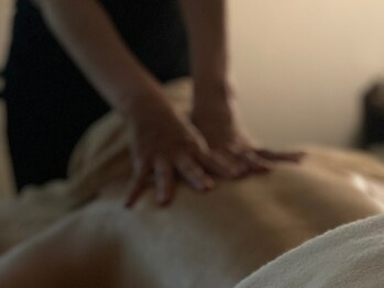 サロンドボーテ アグライア(Salon de beaute AGLAIA)の写真/《アロマの香りに包まれて日々の忙しさから解放》辛い首肩や背中をじっくりマッサージ！安定期マタニティ◎