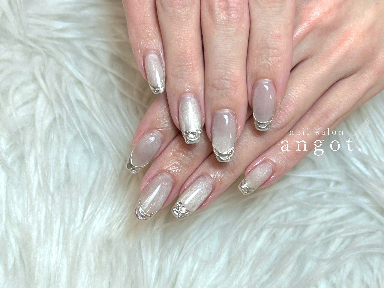 2025年秋トレンド】シルバー フレンチのネイルデザイン集｜人気