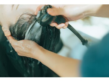 イムジャイ(im Cay)/1階ヘアサロンでシャンプー