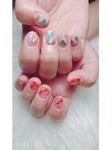 リナ(RINA)/左右非対称ネイル　ニュアンス