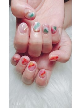 左右非対称ネイル　ニュアンス