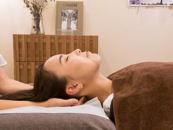 オムリス鍼灸接骨院/施術風景/シミ/小顔/ニキビ/毛穴