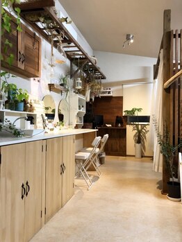 アイラッシュサロン アリア(eyelash salon aria)/木と緑が溢れる店内