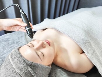ユイット ルッカ(Huit Lucca)の写真/【最新機器】アクアダーマでお悩み別の独自のアンプルをお肌の深部まで導入し、あらゆる肌悩みを徹底解決☆