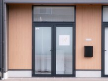 サロン外観「R」が目印です駐車場は「9」番に停めて下さい。