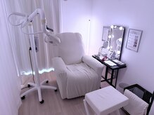 アイリー ホワイトニング 難波店の雰囲気（【個室】こだわりのリクライニングチェアでごゆっくり。）
