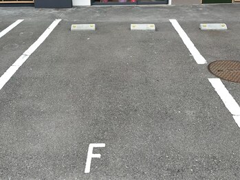 カレンジェビューティー(CarengeBeauty)/サロン前に駐車場一台あり