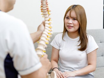 トロイカ整骨院 泉大津店/骨の模型を使ってお身体の説明