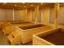 ４つの酵素風呂が並ぶゆったりとした開放感あふれる空間