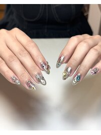 流行りの宝石ネイルで個性を★